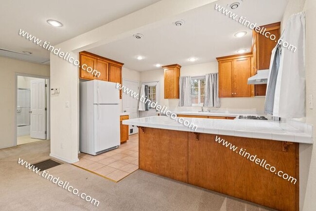 Building Photo - Darling 2 Bedroom North Tabor Home With Of...