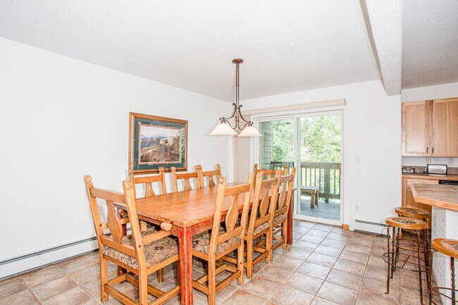 Building Photo - Convenient Location! Lots of Space and Lig...