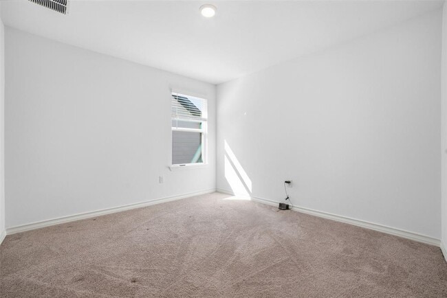 Building Photo - 13606 Long Is Dr