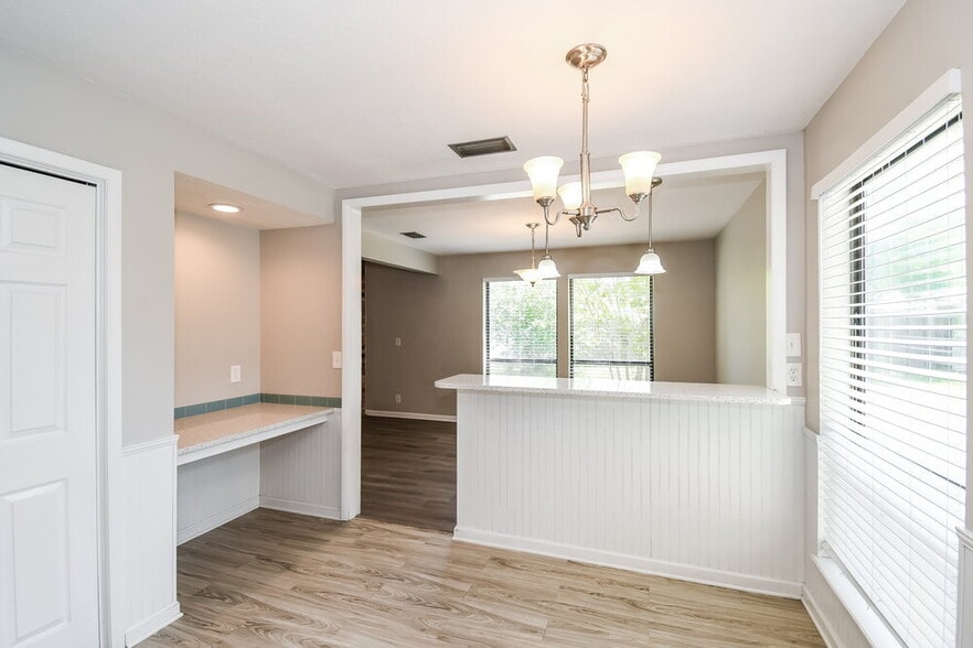 Building Photo - 7152 Holiday Hill Ct