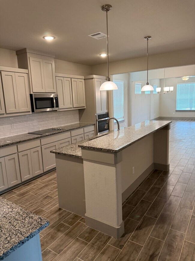 Building Photo - 3/2/2 Open concept and conveniently located for commuters