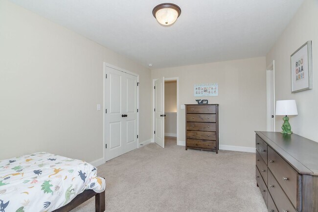 Building Photo - Gorgeous 5-Bedroom 3.5 Bath Home