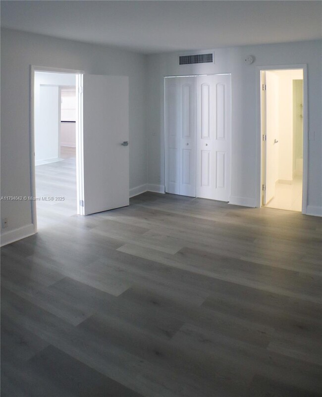 Building Photo - 3301 N Country Club Dr