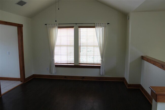 Building Photo - 107 Laurelwood Dr S