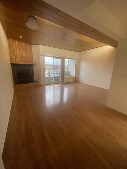 Living room - 1072 E Westpoint Dr