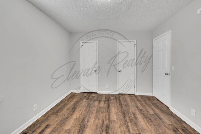 Building Photo - Two Bedroom Duplex near Trinity Hills in Nashville!