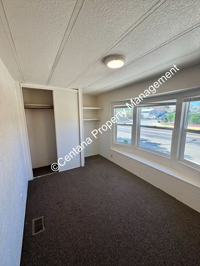 Building Photo - 3 Bedroom 2 Bath Home