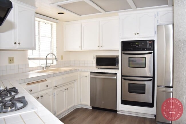 Building Photo - Charming 3-Bedroom Condo in the Heart of L...