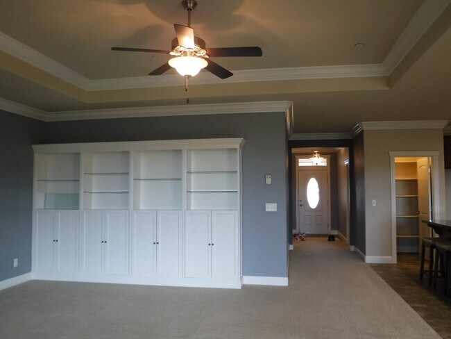 Building Photo - Lovely 4 Bedroom Home!