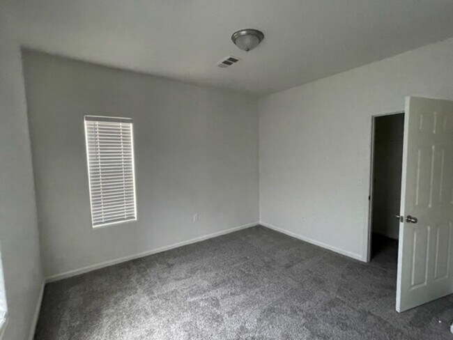 Building Photo - Condo for Rent – Antelope, CA