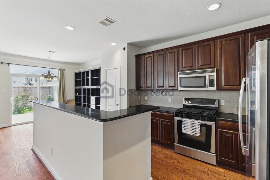 Building Photo - 16030 Summerville Lake Dr