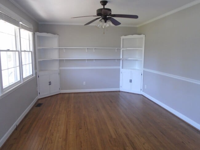 Building Photo - Charming 3 bedroom 2 bath home that is centrally located! Just minutes to area bases, shopping an...