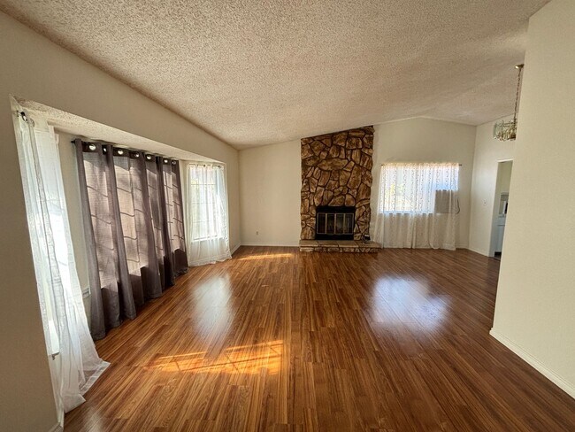 Building Photo - Charming East Lancaster Home