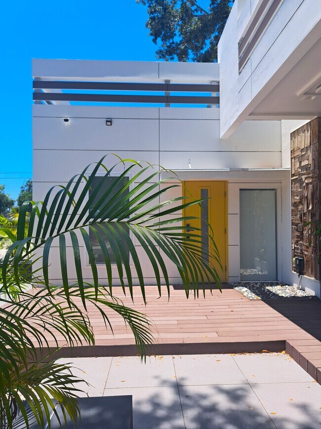 Building Photo - 603 38th St W