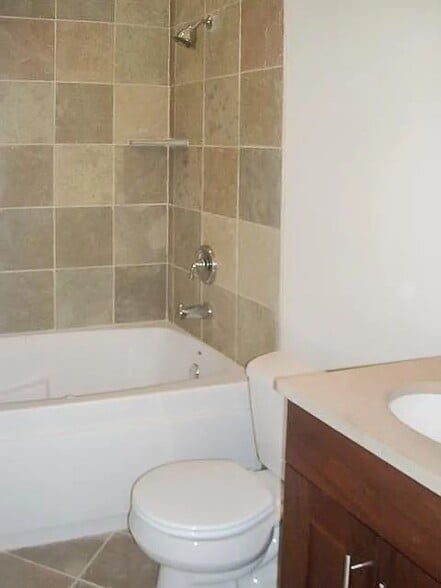 Building Photo - 2334 N Greenview Ave