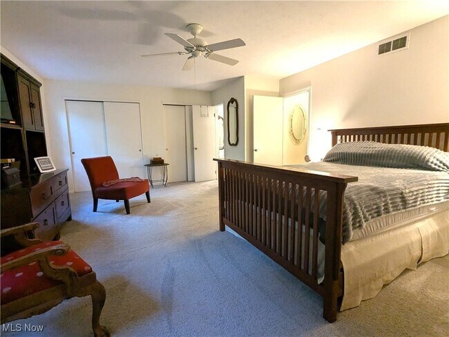 Building Photo - 14 E Carriage Dr