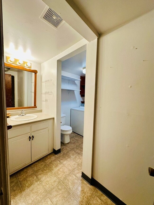 Building Photo - SEAGATE AREA - 1BD/1BA - Located just off ...