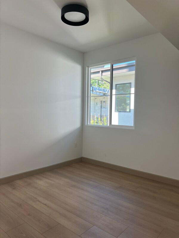 Building Photo - 913 Wildrose Ave