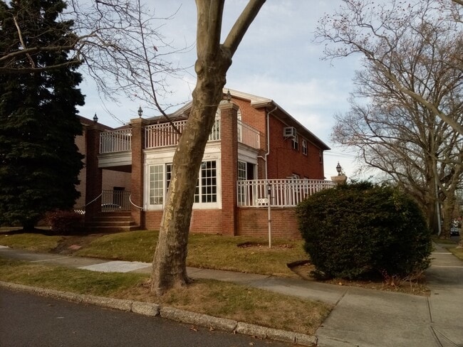 Building Photo - 200-19-219 16th Ave
