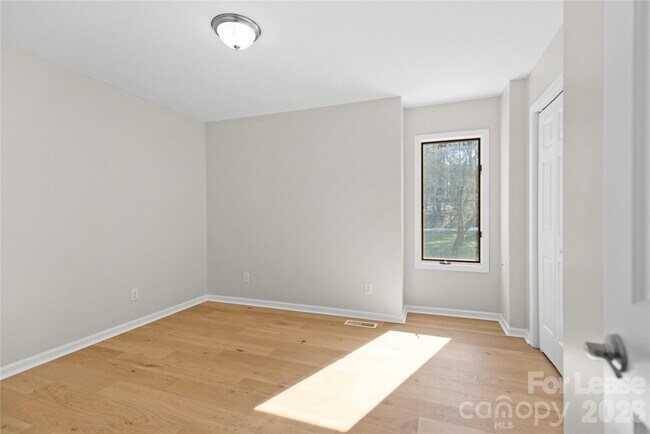 Building Photo - 280 Lakeview Shores Loop