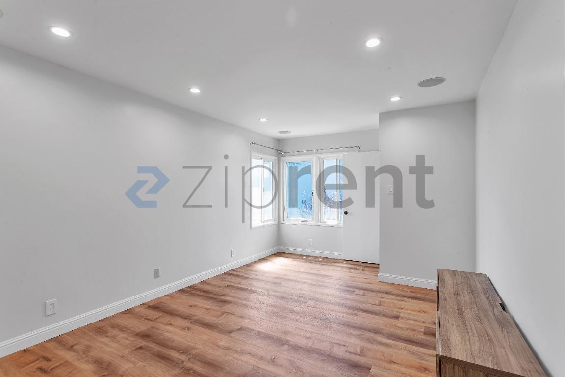 Building Photo - Unit