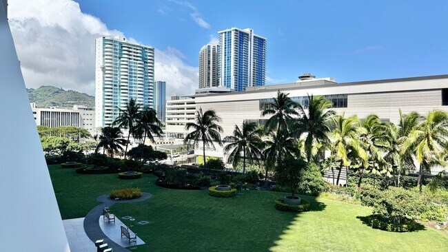 Building Photo - 2 BED/2 BATH FURNISHED UNIT AT HIGHLY DESI...