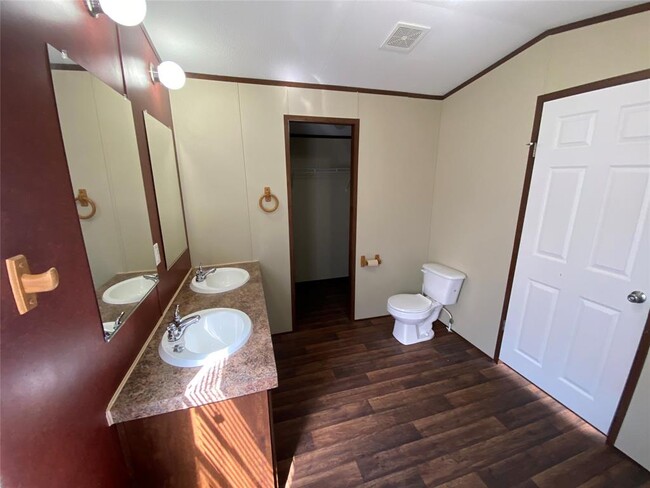 Building Photo - 101 Maple Ln
