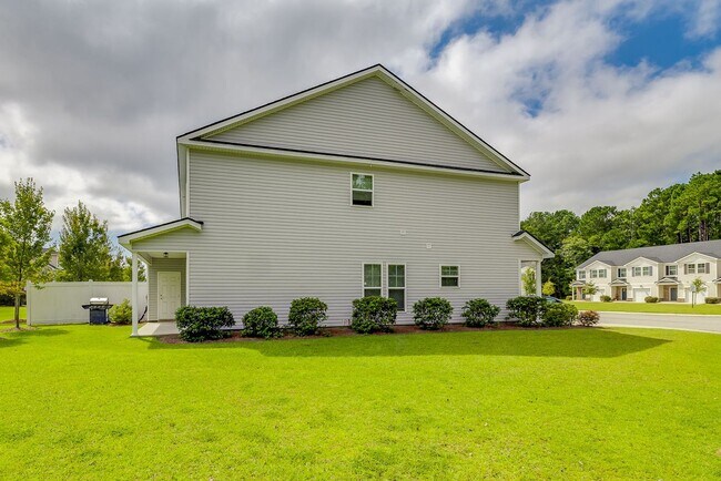 Building Photo - 225 Sonoma Dr