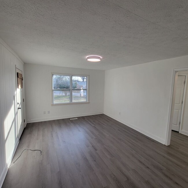 Building Photo - 166 E 16th St