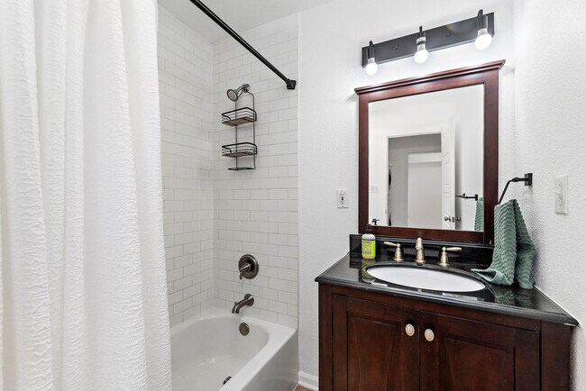 Building Photo - 526 Troost Ave