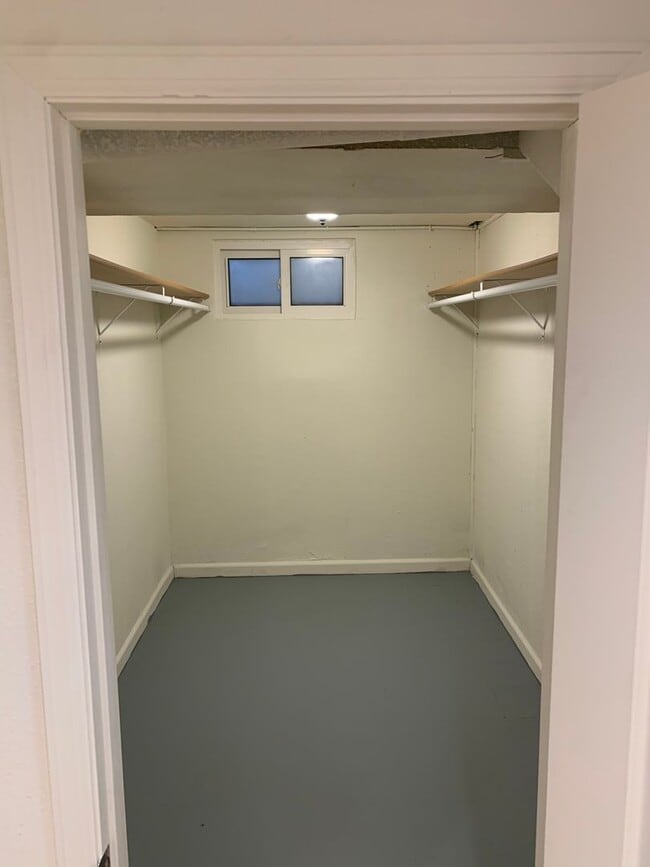 Building Photo - 2 BEDROOMS PLUS 2 BONUS ROOMS, 2 BATHROOM SINGLE FAMILY HOME WITH 1 CAR GARAGE