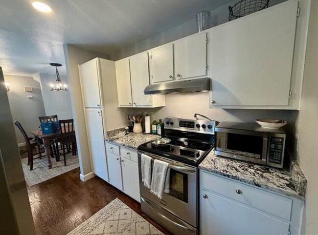 Building Photo - 2 Bed | 2 Bath Condo on Crybaby Hill