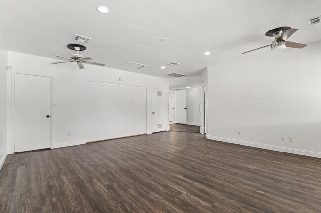 Building Photo - 2109 Verdinal Dr