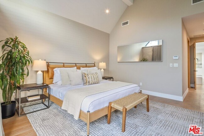 Building Photo - 722 Marine St