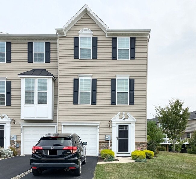 Primary Photo - Gorgeous 4-Bed Townhome located in North W...
