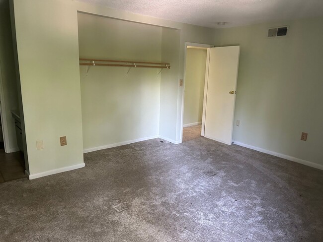 Building Photo - Bolinwood Condos 301 #C - 3br/2ba Chapel Hill