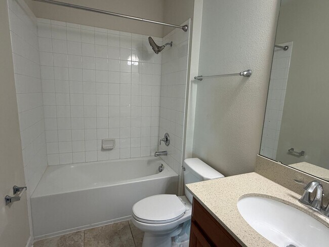 Building Photo - 4 Bed 3.5 Bath townhouse for rent in storey lake