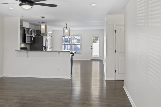 Building Photo - 704 Jade Ln