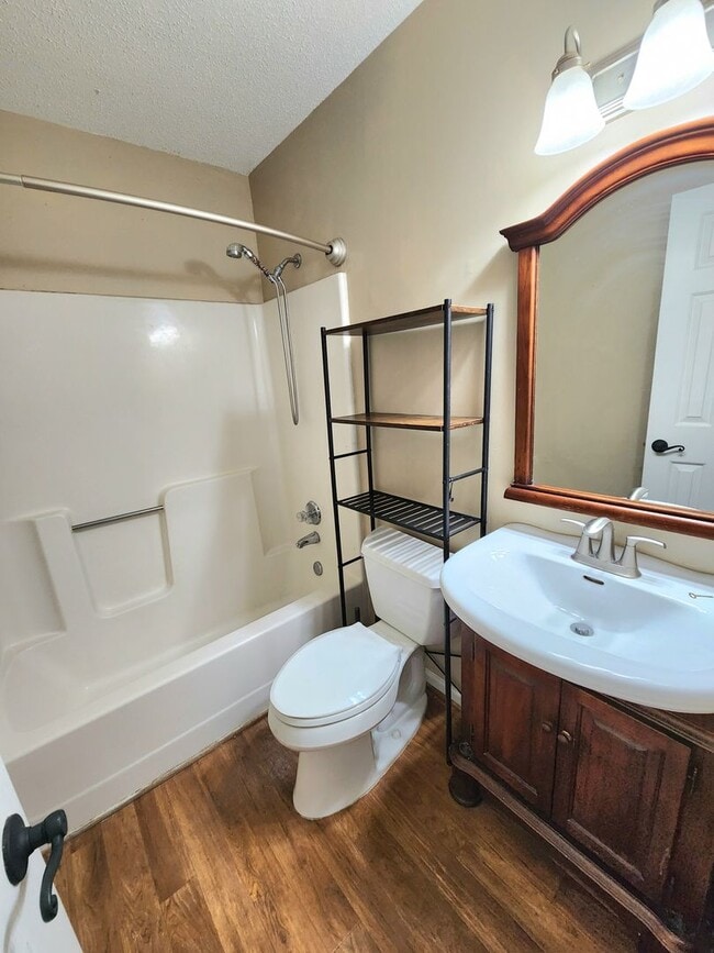 Building Photo - Top Floor Condo in Gated Community!