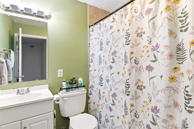 Building Photo - "Spacious 3-Bed Oasis with Fireplace & Modern Vinyl Touches in Ogden"