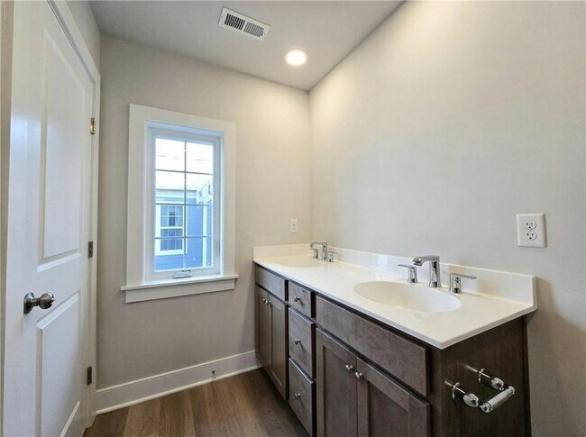 Building Photo - 305 Frederick Wy