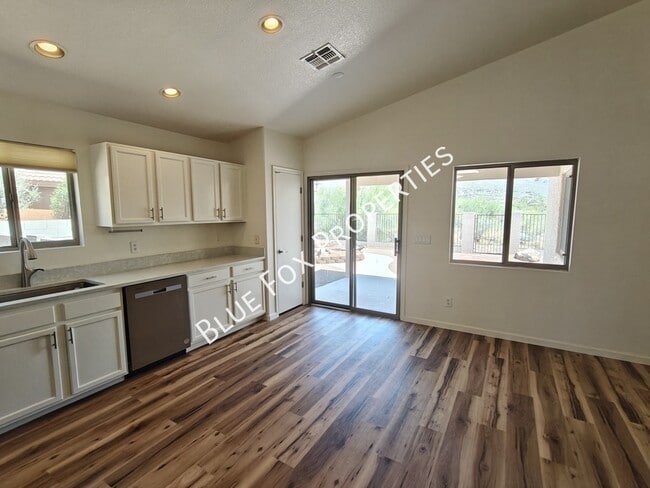 Building Photo - 600 E River Walk Dr