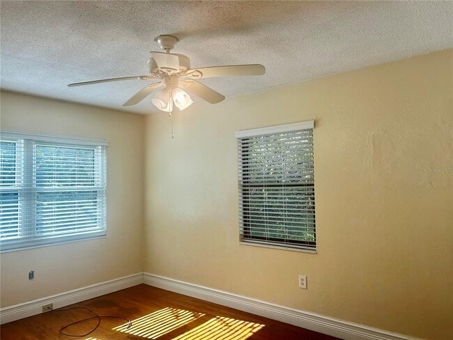 Building Photo - 410 NE 15th Ct