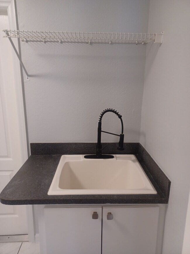 Building Photo - 4416 SW 24th Ave