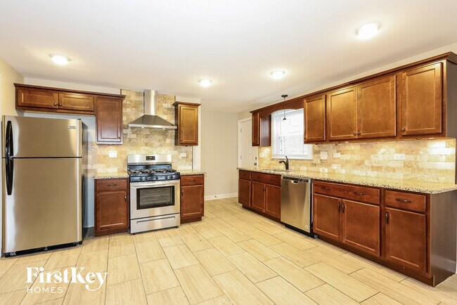 Building Photo - 1018 E 161st Pl