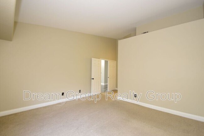 Building Photo - 10524 Autumn Pine Ave