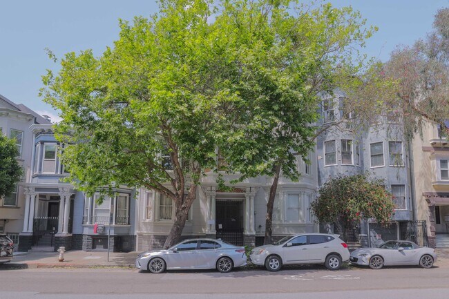 Building Photo - Fully Remodeled, Top Floor 3/2 Full Floor Flat W/ Bonus Room! In-Unit W/D!