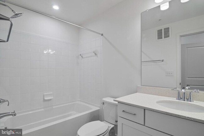 Building Photo - This stunning luxury 2-story condo has 3 beds & 2.5 baths with over 1500 sq ft of living space.