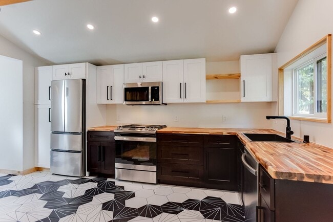 Building Photo - Amazing 2 bedroom, 2 bathroom 1,330 sf hom...