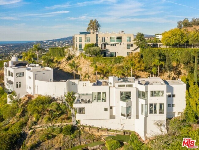 Building Photo - 2231 Sunset Plaza Dr